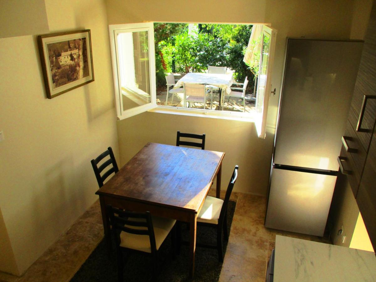 Le Mas Des Lilas Uzès Exteriör bild