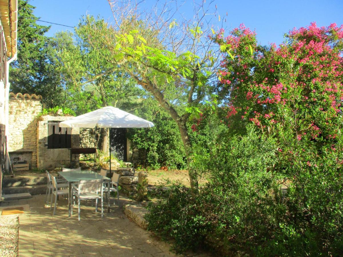 Le Mas Des Lilas Uzès Exteriör bild